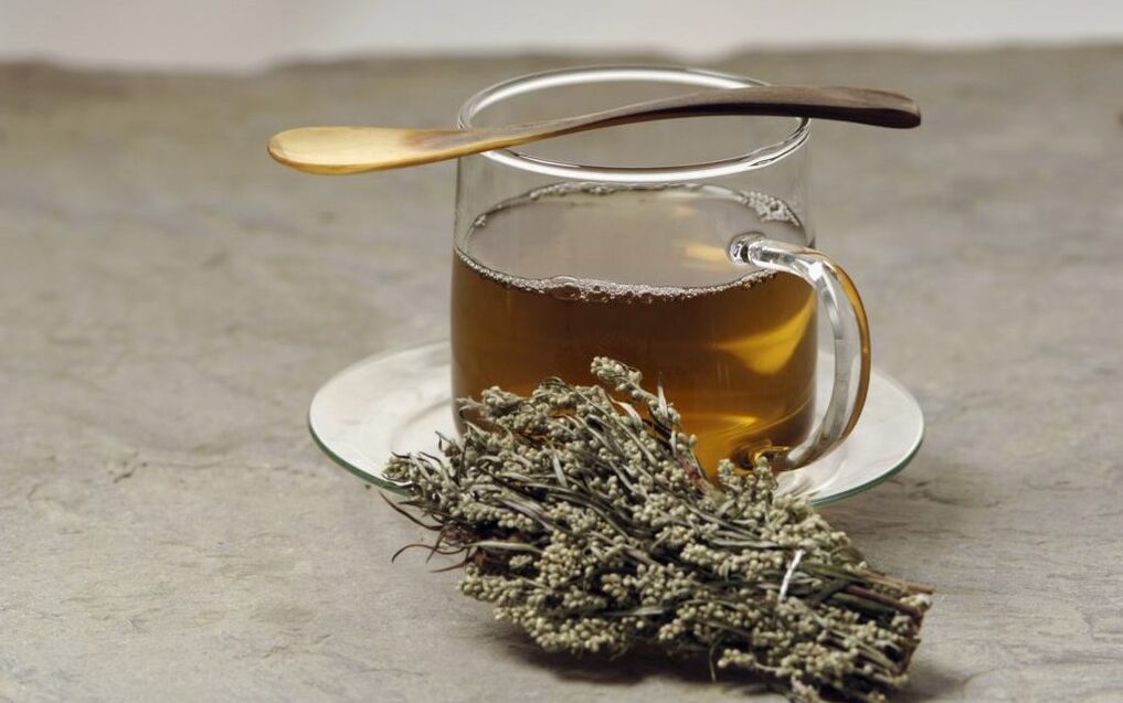 Infusion d'absinthe contre les parasites dans l'organisme