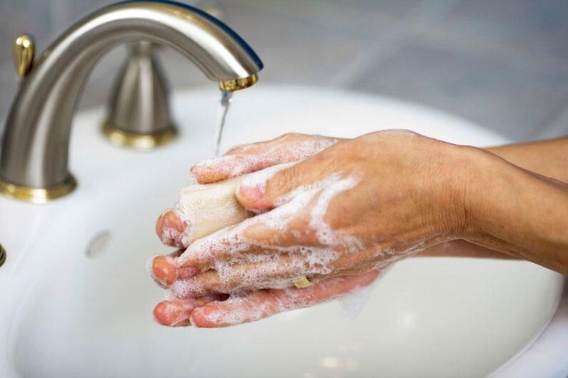 Pour empêcher les parasites de pénétrer dans le corps, vous devez vous laver les mains avec du savon.