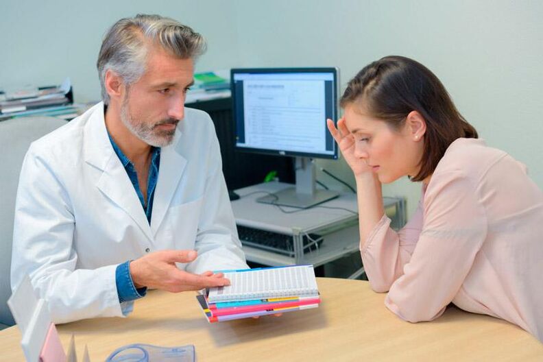Un patient présentant des signes d’infection parasitaire lors d’un rendez-vous avec un thérapeute